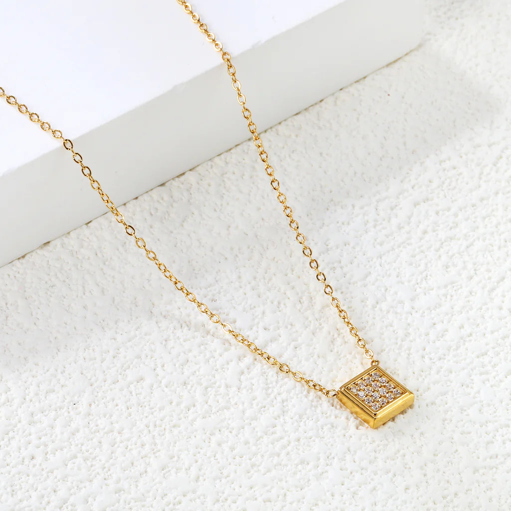 Collier carré minimaliste